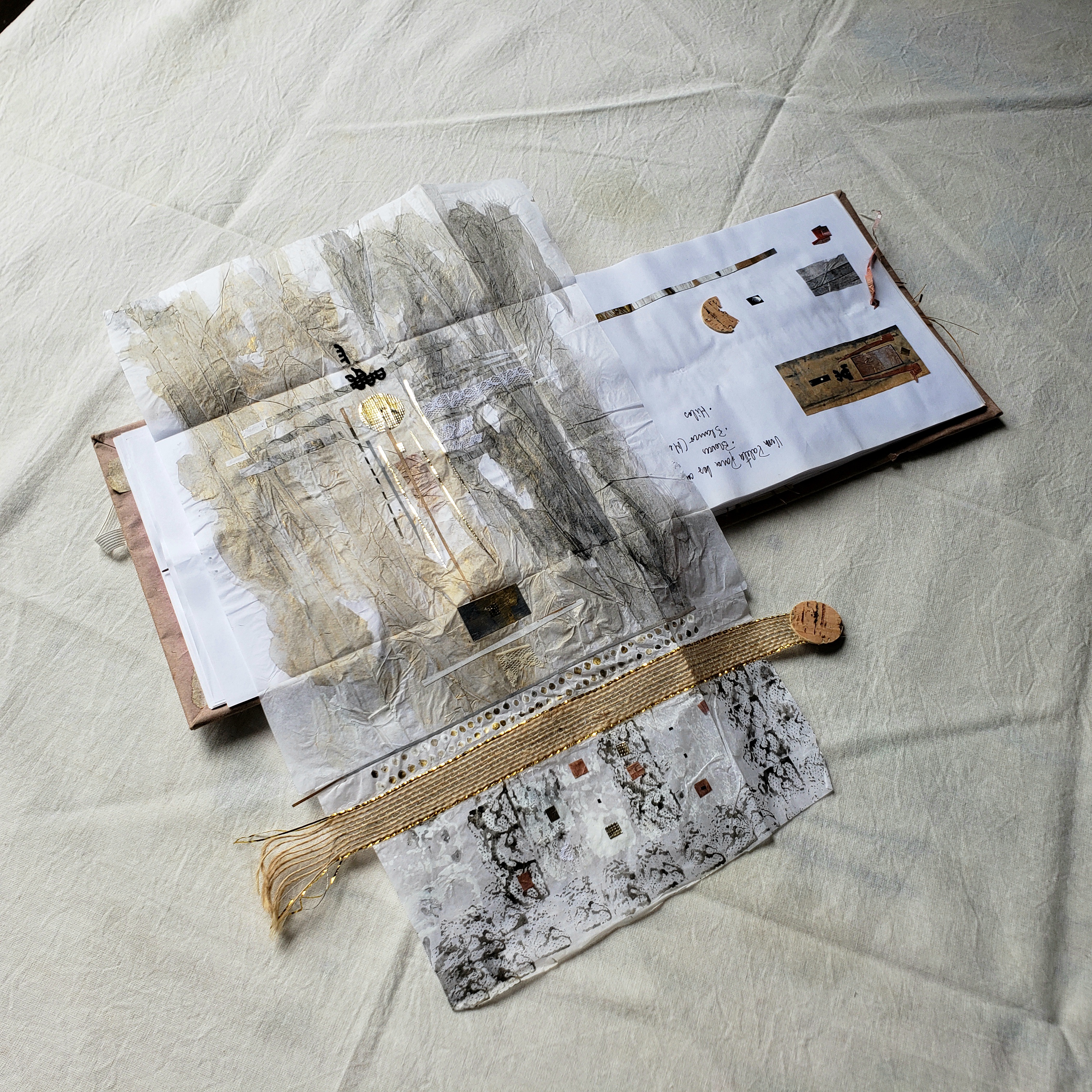 Cuaderno 3 — 2022 Colagem, papel de seda, acrílicos, corcho, yute. — Fabio Crisanti
